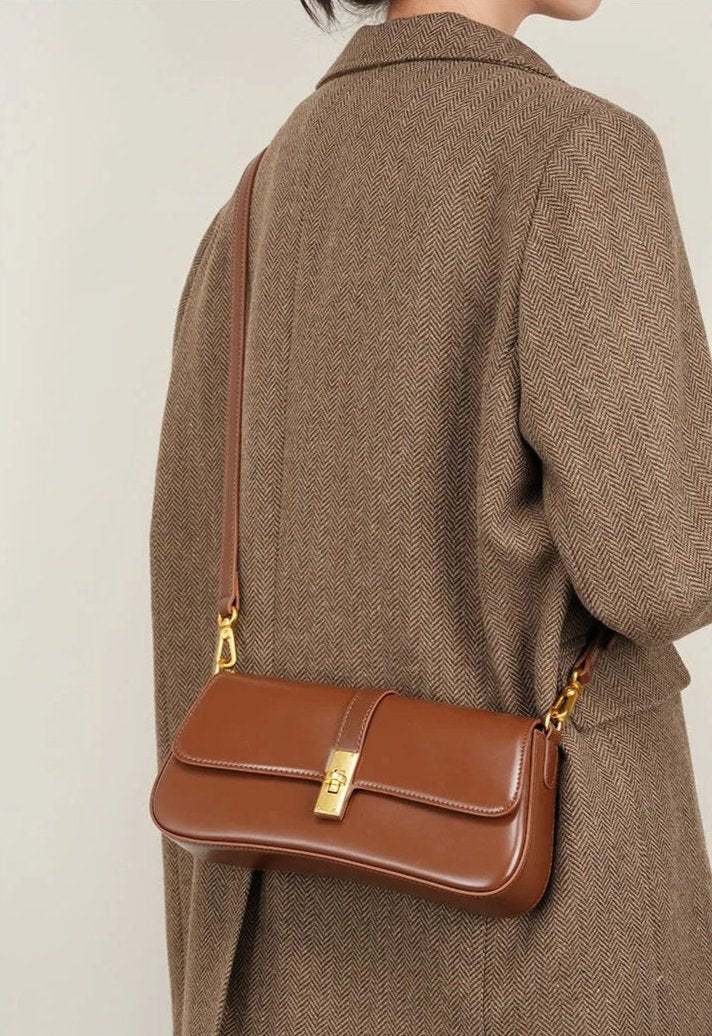 Éloise | Sleek Leather Baguette Bag – Detachable Strap & Gold-Tone Lock