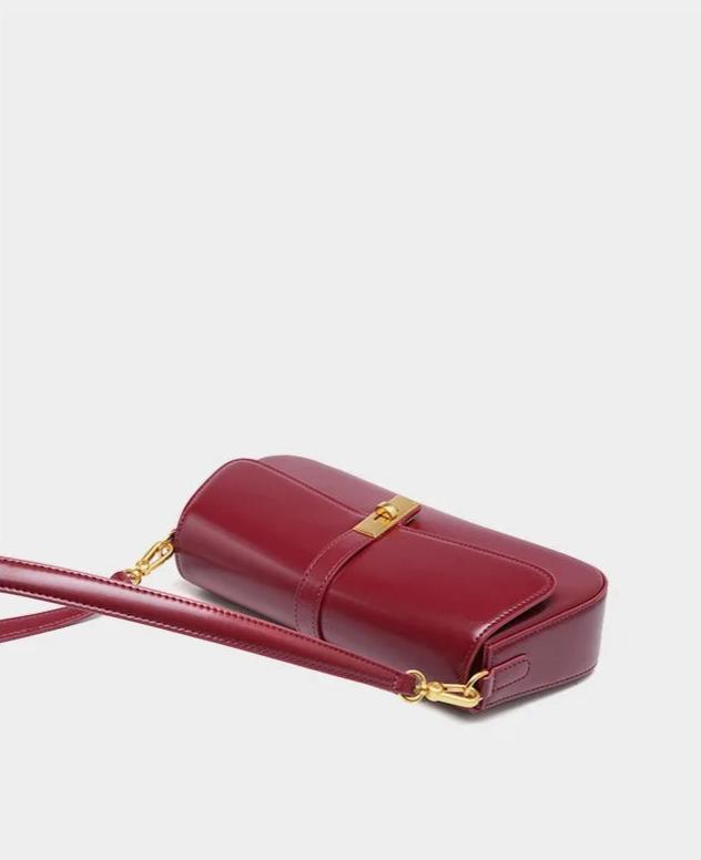Éloise | Sleek Leather Baguette Bag – Detachable Strap & Gold-Tone Lock
