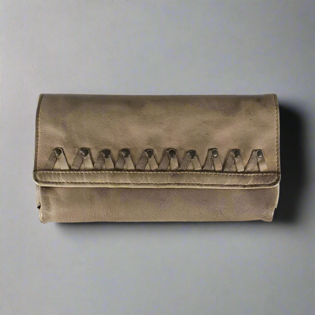 MET Women's Magnet Closure Trifold Leather Wallet