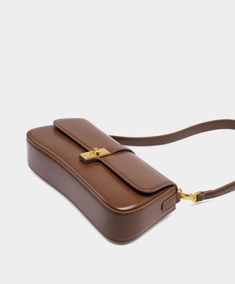 Éloise | Sleek Leather Baguette Bag – Detachable Strap & Gold-Tone Lock