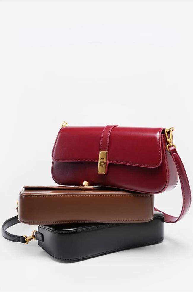 Éloise | Sleek Leather Baguette Bag – Detachable Strap & Gold-Tone Lock