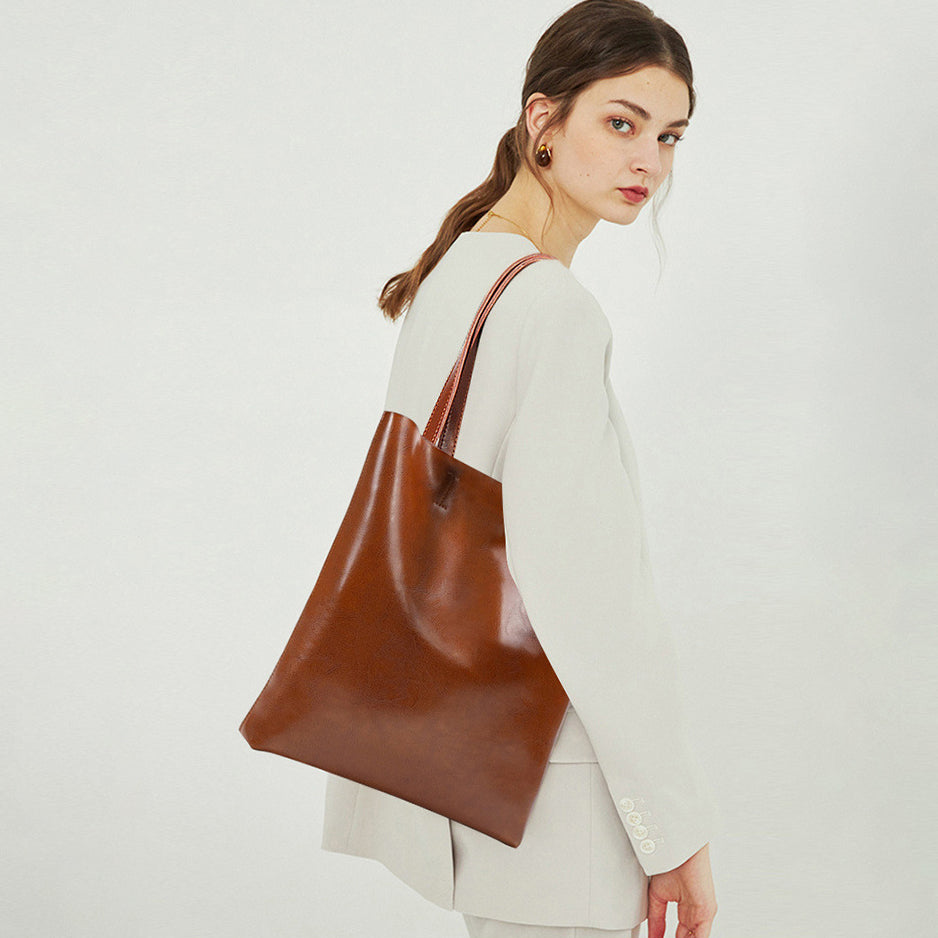 Alma | Classic Leather Tote Bag – Slim Handles & Spacious Interior